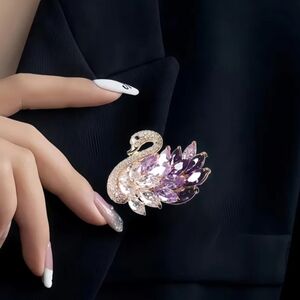 🆕️🦢 PURPLE RHINESTONE SWAN BROOCH PIN🦢